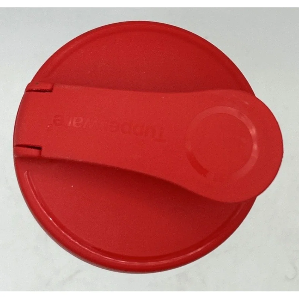Tupperware Red Quik Shake Container 600ml (20oz) with blender disk